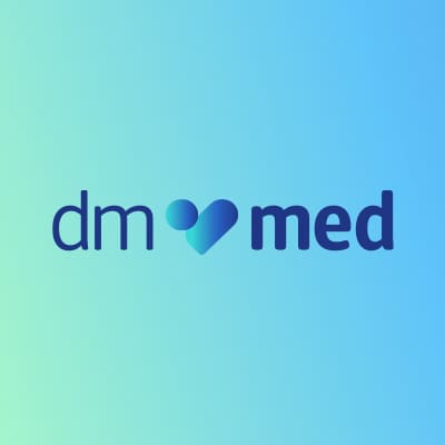 Das Logo von dm med mit einem blauen Herz zwischen den Worten