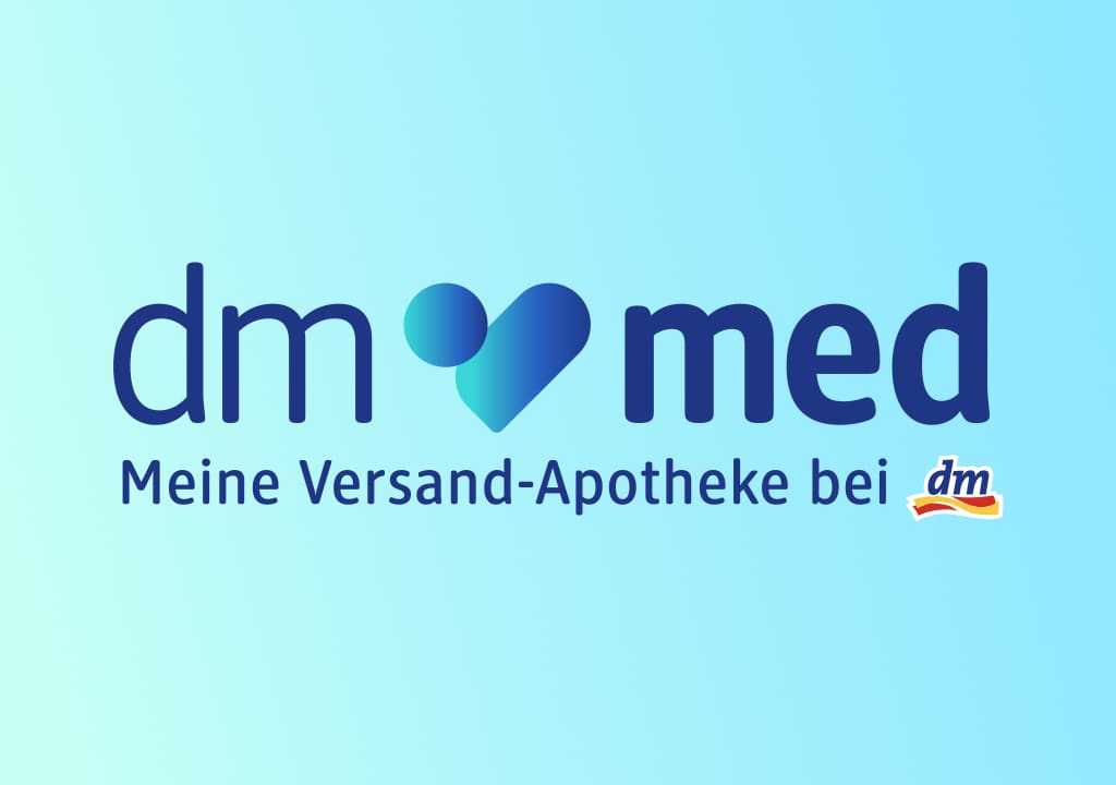Das Logo von dm med mit einem blauen Herz zwischen den Worten