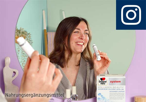Eine Person hält ein Produkt von Doppelherz system in der Hand, während sie in einen Spiegel schaut. Neben ihr steht eine Verpackung mit der Aufschrift „Kollagen Beauty“. Links unten im Bild steht „Nahrungsergänzungsmittel“