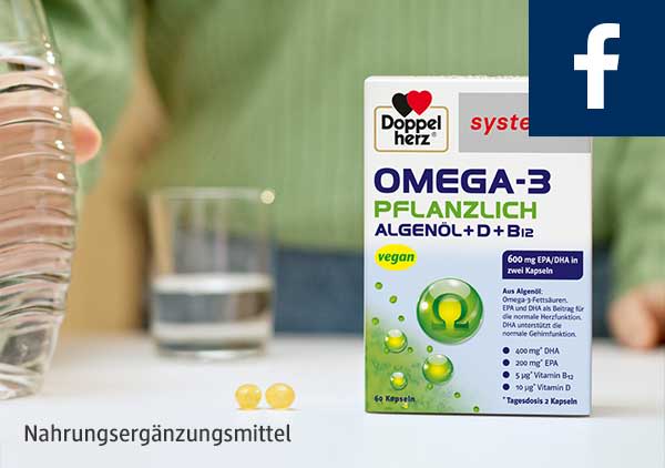 Eine Verpackung von Doppelherz Omega-3 Pflanzlich mit Algenöl, D und B12. Aufschrift: vegan, 600 mg EPA/DHA in zwei Kapseln, Nahrungsergänzungsmittel. Zwei gelbe Kapseln und ein Glas Wasser sind sichtbar