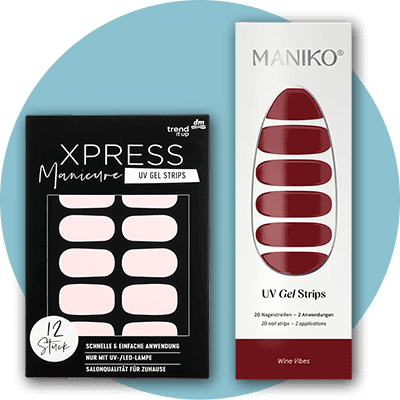 Links eine schwarze Verpackung mit der Aufschrift „XPRESS Manicure UV Gel Strips“ und zwölf rosa Nagelstreifen. Rechts eine weiße Verpackung mit der Aufschrift „MANIKO UV Gel Strips“ und zwanzig rote Nagelstreifen.