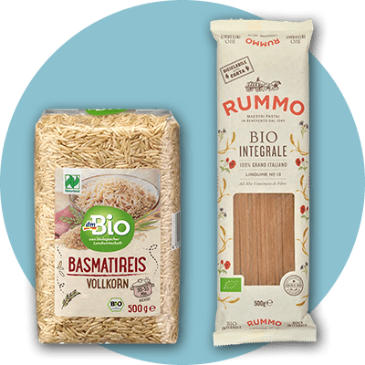 Eine Packung dmBio Vollkorn Basmati-Reis neben einer Packung Rummo Bio Integrale Linguine aus Italien