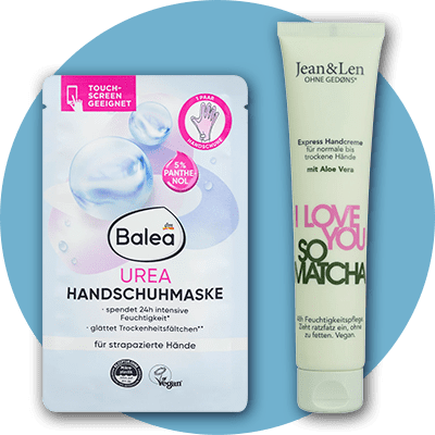 Eine Verpackung der Balea Urea Handschuhmaske mit blauen und rosa Elementen neben einer Tube der Jean & Len Express Handcreme mit Aloe Vera und dem Schriftzug „I Love You So Matcha“