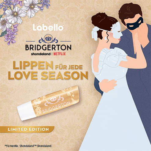 Eine Illustration zeigt ein Paar in eleganter Kleidung, das sich umarmt. Links oben das Labello-Logo, darunter der Schriftzug „Bridgerton“. Rechts daneben steht „Lippen für jede Love Season“. Unten ist ein Labello-Stift mit der Aufschrift „Bridgerton“ und floralen Mustern zu sehen.