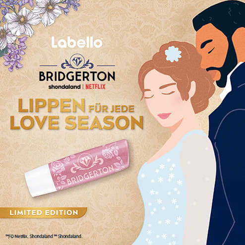 Drei Illustrationen zeigen nebeneinander jeweils ein Paar in eleganter Kleidung. Daneben jeweils eine Produktverpackung mit einem rosa, roten, und lila Lippenpflegestift und der Aufschrift „Bridgerton“. Oben steht jeweils „Labello“, Bridgerton und „Lippen für jede Love Season“, umgeben von floralen Mustern.
