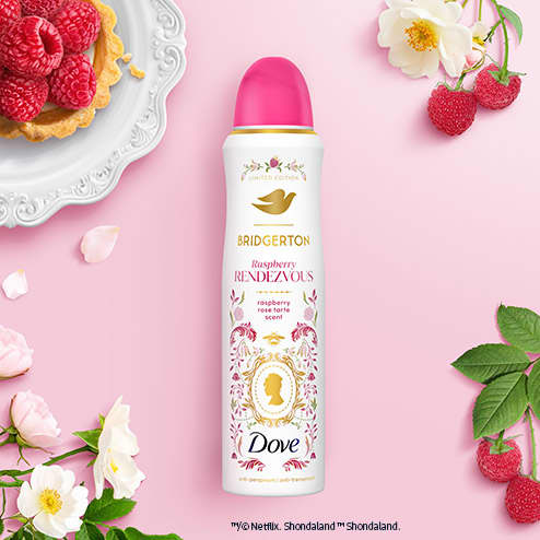 Links eine rosa Deo-Sprühdose mit der Aufschrift „Bridgerton Raspberry Rendezvous“ und dem Dove-Logo, umgeben von Himbeeren und weißen Blumen. Rechts eine rosa Shampooflasche, einer Sprühdose und einen kleinen Behälter, alle mit ähnlichem Design und Aufschrift.