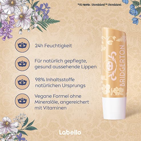 Eine Illustration zeigt ein Paar in eleganter Kleidung mit Masken und den Bridgerton Labello mit dem Titel Lippen für jede Love Seaseon. Rechts daneben sind fünf Punkte aufgelistet: 24h Feuchtigkeit, natürlich gepflegte, gesund aussehende Lippen, 98% Inhaltsstoffe natürlichen Ursprungs, vegane Formel ohne Mineralöle, angereichert mit Vitaminen. Oben und unten sind florale Verzierungen.