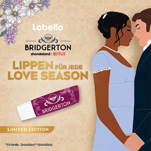 Drei Illustrationen zeigen nebeneinander jeweils ein Paar in eleganter Kleidung. Daneben jeweils eine Produktverpackung mit einem rosa, roten, und lila Lippenpflegestift und der Aufschrift „Bridgerton“. Oben steht jeweils „Labello“, Bridgerton und „Lippen für jede Love Season“, umgeben von floralen Mustern.