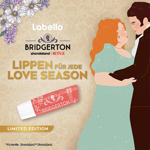 Drei Illustrationen zeigen nebeneinander jeweils ein Paar in eleganter Kleidung. Daneben jeweils eine Produktverpackung mit einem rosa, roten, und lila Lippenpflegestift und der Aufschrift „Bridgerton“. Oben steht jeweils „Labello“, Bridgerton und „Lippen für jede Love Season“, umgeben von floralen Mustern.