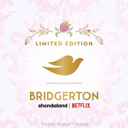Eine Produktverpackung mit der Aufschrift „Limited Edition Bridgerton“ zeigt ein goldenes Vogelmotiv. Oben sind florale Muster und eine Himbeere abgebildet. Unten stehen die Logos von Shondaland und Netflix.