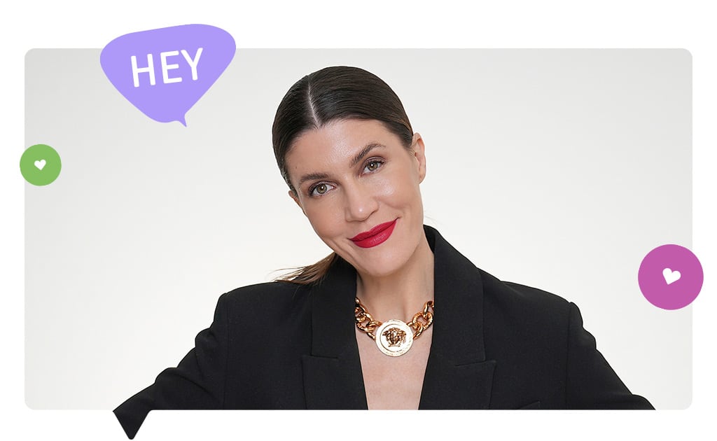 Moderatorin fraubeauty lächelt in die Kamera