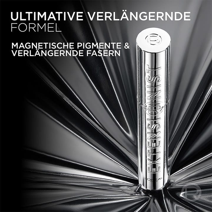 Eine silberne Mascara-Verpackung mit der Aufschrift „Extensionist“ und dem Text „Magnetische Pigmente & verlängernde Fasern“ auf einem glänzenden, metallischen Hintergrund
