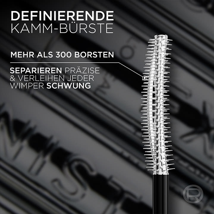 Eine schwarze Mascara-Bürste mit über 300 Borsten, daneben der Text: „Mehr als 300 Borsten. Separieren präzise & verleihen jeder Wimper Schwung“