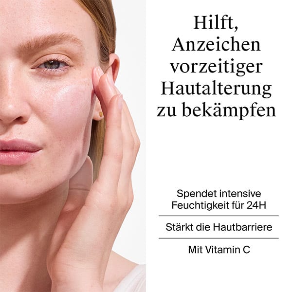 Eine Hand berührt das Gesicht einer Person. Der Text auf der rechten Seite lautet: „Anzeichen vorzeitiger Hautalterung zu bekämpfen. Spendet intensive Feuchtigkeit für 24H. Stärkt die Hautbarriere. Mit Vitamin C“.