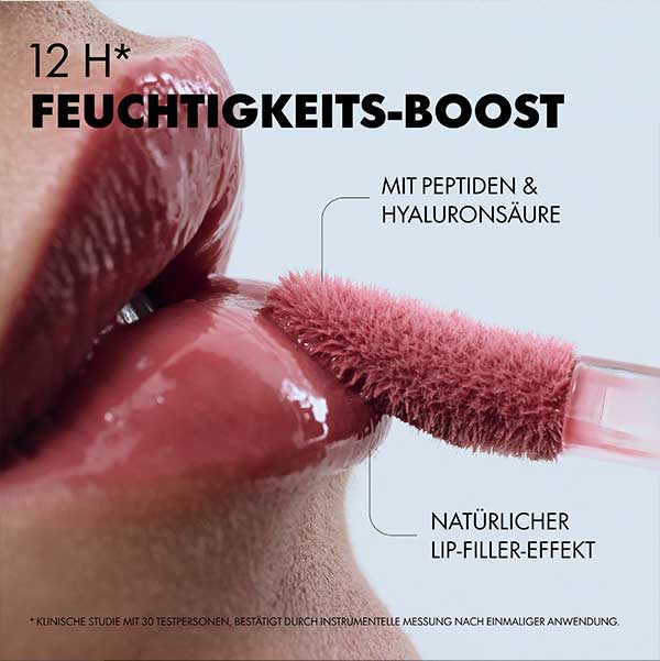 Nahaufnahme von Lippen, die mit einem rosa Lipgloss-Applikator glänzend gemacht werden. Text im Bild: „Feuchtigkeits-Boost“, „Mit Peptiden & Hyaluronsäure“, „Natürlicher Lip-Filler-Effekt“