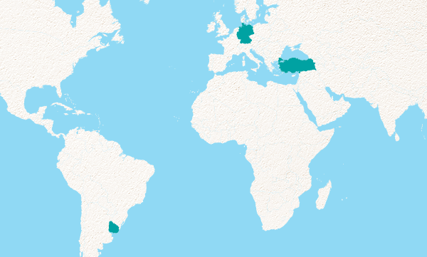 Weltkarte mit blauem Meer und hellbeigen Kontinenten; hervorgehoben sind in Grün Deutschland, die Türkei, Armenien und Uruguay