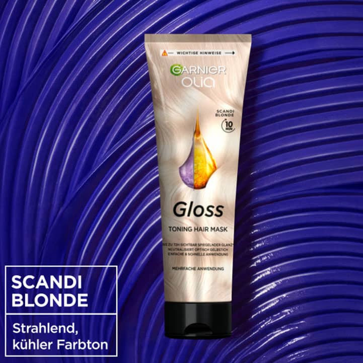 Eine Garnier Olia Gloss Toning Hair Mask Verpackung mit der Aufschrift „Scandi Blonde“ auf einem blauen Hintergrund.