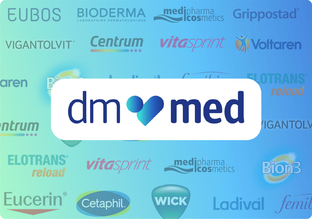 Ein blaues und grünes Logo mit der Aufschrift „dm med“ vor einem Hintergrund mit verschiedenen Markenlogos wie Bioderma, Eucerin, Cetaphil, WICK und Voltaren