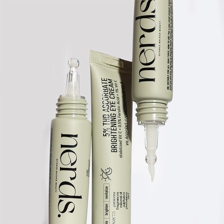 Eine hellgrüne Tube und ein Fläschchen mit Pipette der Marke "Hero Cosmetics" mit der Aufschrift "5% THD Ascorbate Brightening Eye Cream"