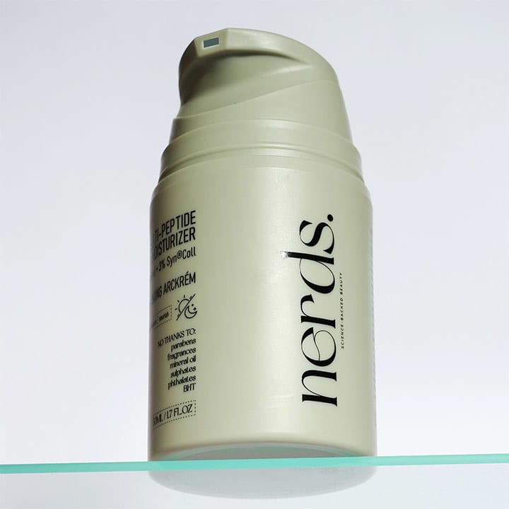 Eine hellgrüne Flasche mit der Aufschrift „nerds“ und „Peptide Moisturizer“