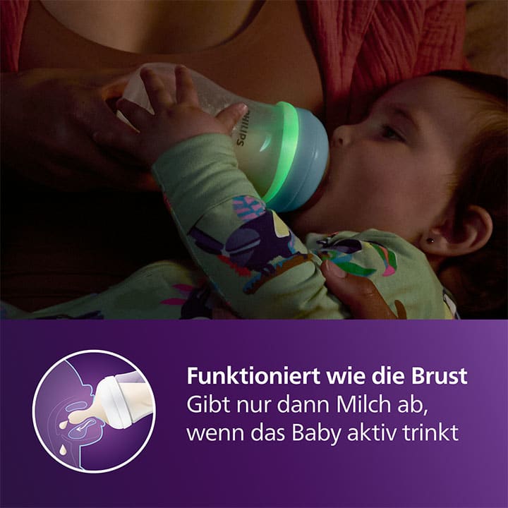 Ein Baby hält eine Flasche mit der Aufschrift „Philips“ in der Hand. Darunter steht auf einem lila Hintergrund: „Funktioniert wie die Brust. Gibt nur dann Milch ab, wenn das Baby aktiv trinkt.“