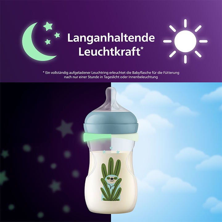 Eine Babyflasche mit einem grünen Kaktusmotiv und einem Hasen darauf. Die Flasche hat einen grauen Deckel und ist vor einem Hintergrund mit einem Mond und einer Sonne abgebildet. Oben steht der Text „Langanhaltende Leuchtkraft“ mit einem Hinweis zur Leuchtkraft der Flasche.