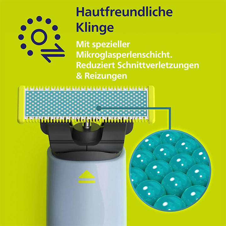 Produktverpackung eines Rasierers mit der Aufschrift „Mit spezieller Mikroglasperlenschicht. Reduziert Schnittverletzungen & Reizungen“. Der Rasierer hat eine grüne Klinge und ist auf einem hellblauen Hintergrund abgebildet.