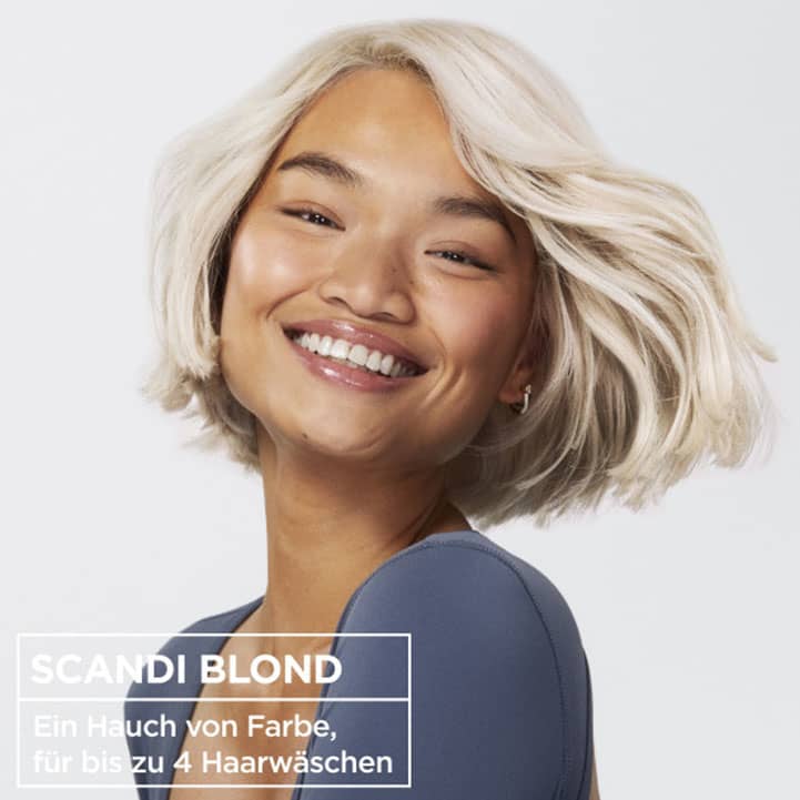 Eine Person mit schulterlangem, blondem Haar trägt ein blaues Oberteil. Unten links steht der Text „SCANDI BLOND“.