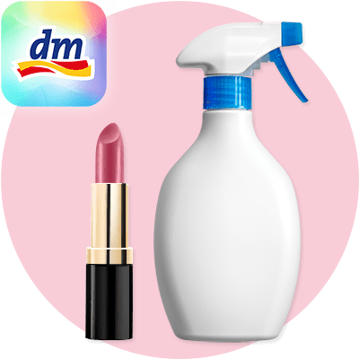 Ein rosafarbener Lippenstift in einer gold-schwarzen Hülle steht neben einer weißen Sprühflasche mit blauem Sprühkopf, oben links das Logo von dm
