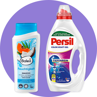 Eine weiße Shampoo-Flasche von Balea mit der Aufschrift „Feuchtigkeit“ und einem Bild von Papaya und Kokosnuss. Daneben eine weiße Flasche Persil Color Kraft-Gel mit buntem Design und der Aufschrift „Tiefenrein“