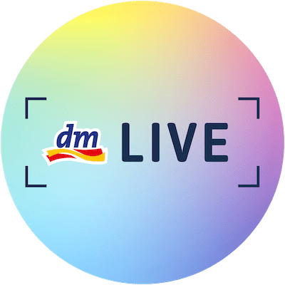 Das Logo von dm mit dem Schriftzug „LIVE“ vor einem bunten Hintergrund in Pastellfarben
