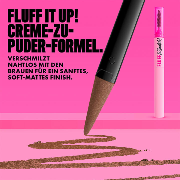 Eine Produktverpackung mit einem braunen Augenbrauenstift, der eine Linie auf einem rosa Hintergrund zieht. Der Text lautet: „Creme-zu-Puder-Formel. Verschmilzt nahtlos mit den Brauen für ein sanftes, soft-mattes Finish.“ Rechts ist ein pinker Stift mit der Aufschrift „Fluff & Sculpted“ sichtbar.