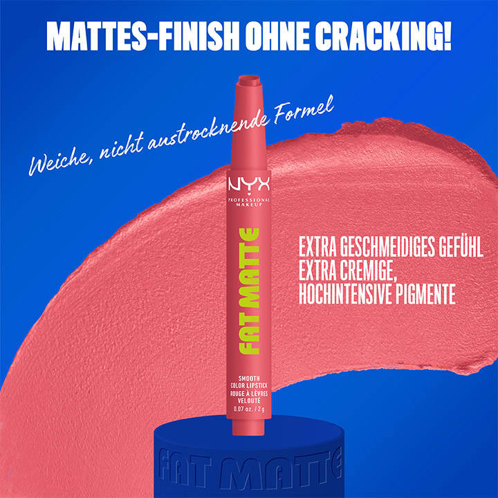 Eine rote Lippenstiftverpackung mit der Aufschrift „NYX Professional Makeup Fat Matte“. Im Hintergrund ein roter Farbswatch. Text: „Weiche, nicht austrocknende Formel“, „Extra geschmeidiges Gefühl, extra cremige, hochintensive Pigmente“