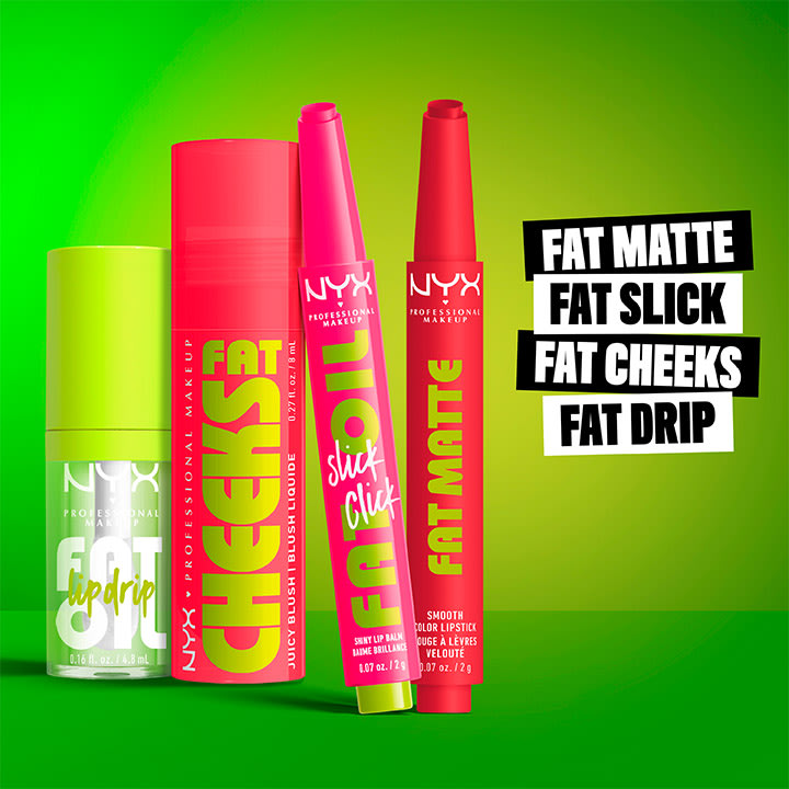 Vier Kosmetikprodukte von NYX Professional Makeup vor einem grünen Hintergrund. Links eine Flasche mit der Aufschrift „Fat Drip“, daneben drei Lippenstifte mit den Aufschriften „Fat Cheeks“, „Fat Oil“ und „Fat Matte“. Rechts im Bild steht der Text „Fat Matte, Fat Slick, Fat Cheeks, Fat Drip“ in weißer Schrift auf schwarzem Hintergrund.