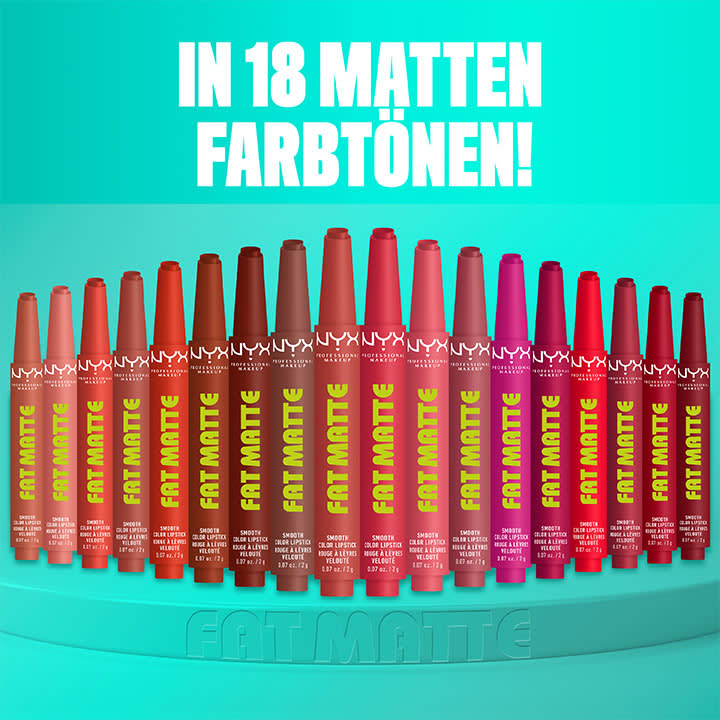 Mehrere Lippenstifte in verschiedenen Rottönen sind nebeneinander aufgestellt. Auf jedem Lippenstift steht „FAT MATTE“ in gelber Schrift. Oben im Bild ist der Schriftzug „FARBTÖNEN!“ zu sehen.