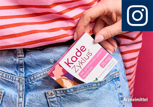 Hand steckt in die Gesäßtasche einer blauen Jeans eine Packung KadeZyklus 20 mg mit Aufschrift „bei prämenstruellem Syndrom". Darunter die Info "Arzneimittel"