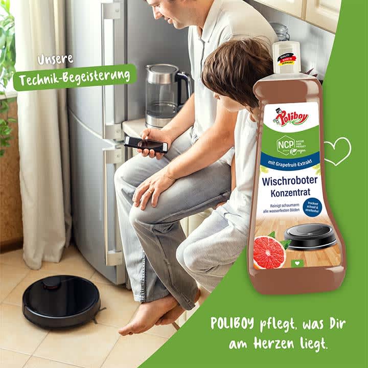 Ein Mann sitzt auf einem Stuhl und hält ein Smartphone in der Hand, während ein Wischroboter auf dem Boden steht. Rechts im Bild ist eine Flasche Poliboy Wischroboter Konzentrat mit der Aufschrift „mit Grapefruit-Extrakt“ und einem Bild einer Grapefruit. Oben links steht „Technik-Begeisterung“