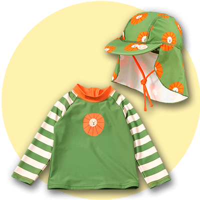 Grünes Kinder-Schwimmshirt mit orangefarbenem Löwenmotiv und gestreiften Ärmeln, dazu passender grüner Sonnenhut mit Löwenmotiv und Nackenschutz