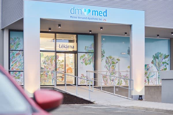 Häuserfront mit dem Eingang zur dm-med Apotheke