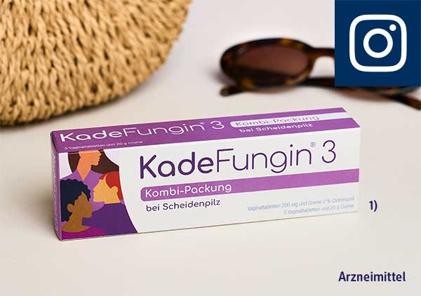 Weiße und violette Medikamentenpackung „KadeFungin 3 Kombi-Packung bei Scheidenpilz“ mit stilisierten Frauen-Silhouetten links, im Hintergrund Sonnenbrille und Stroh-Accessoire, unten rechts der Schriftzug „Arzneimittel“. Pflichtangaben: KadeFungin® 3 Vaginalcreme, Vaginaltabletten, Kombi-Packung. Wirkstoff: Clotrimazol. Anwendungsgebiete: Vaginalcreme: Entzündung der Scheide und Ausfluss, bedingt durch Pilzinfektion (Candida albicans), sowie Superinfektionen mit clotrimazolempfindlichen Bakterien. Vaginaltabletten: Entzündung der Scheide und Ausfluss, bedingt durch Pilzinfektion (Candida albicans). Kombi-Packung: Infektionen der Scheide und des äußeren Genitalbereiches durch Hefepilze (meist Candida albicans). Die Vaginalcreme/Creme enthält Benzylalkohol Cetylstearylalkohol und Polysorbat. Die Vaginaltablette enthält Polysorbat. Zu Risiken und Nebenwirkungen lesen Sie die Packungsbeilage und fragen Sie Ihre Ärztin, Ihren Arzt oder in Ihrer Apotheke. Stand: 12/2025 DR. KADE Pharmazeutische Fabrik GmbH, Berlin