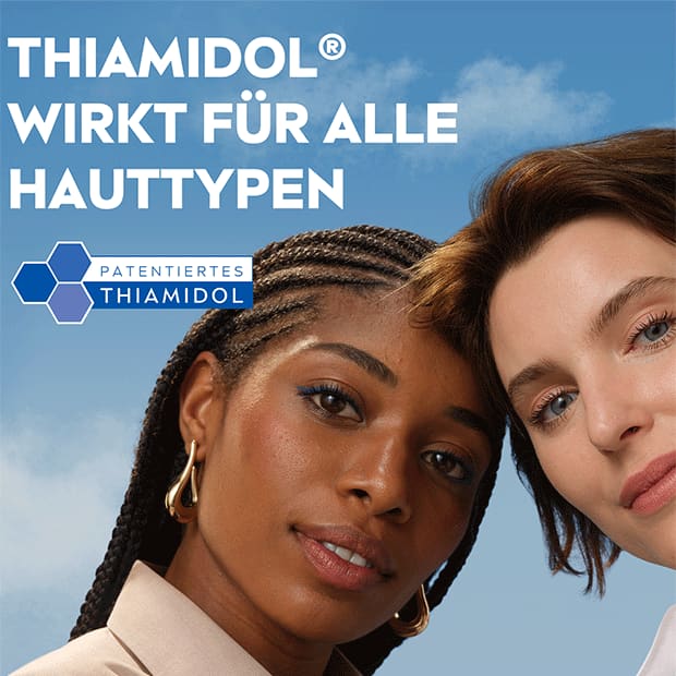 Oben in Großbuchstaben das Wort „HAUTTYPEN“, links ein blaues Sechseck-Logo mit dem Text „PATENTIERTES THIAMID“, darunter zwei nebeneinander stehende Personen mit sichtbaren Ohren und Frisuren vor hellem Himmelhintergrund