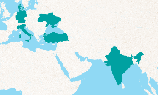 Karte von Europa, Mittlerem Osten und Südasien mit hervorgehobenen Ländern: Italien, Ukraine, Türkei, Griechenland, Georgien, Armenien, Aserbaidschan, Indien und Bangladesch in dunklerer Farbe gegenüber blassem Ozean und Landflächen