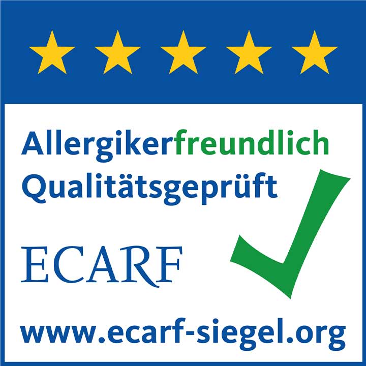Rechteckiges Siegel mit fünf gelben Sternen oben, Text „Allergikerfreundlich Qualitätsgeprüft“, großes grünes Häkchen und Schriftzug „ECARF“ sowie Webadresse „www.ecarf-siegel.org“