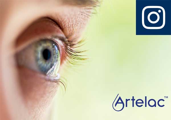 Nahaufnahme eines blauen Auges mit sichtbaren Wimpern, rechts oben kleines Instagram-Logo