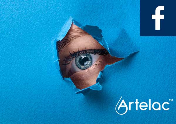Auge blickt durch ein eingerissenes Loch in blauem Papier, oben rechts ein weißes Facebook‑Logo auf dunkelblauem Quadrat