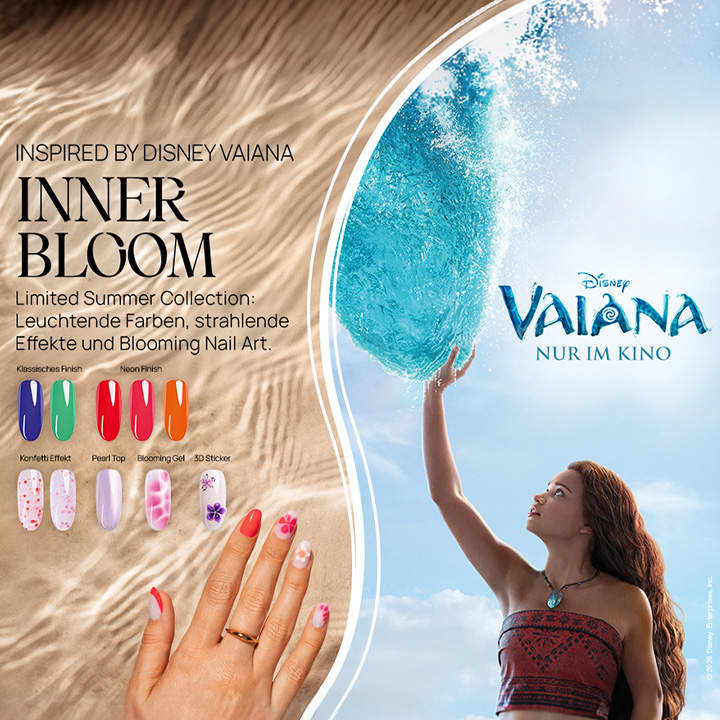 Hand mit lackierten, glänzend violett-blauen Fingernägeln hält eine schwarze Nagellackflasche mit Aufschrift „NEONAIL“ und buntem Blumenmuster auf dem Verschluss