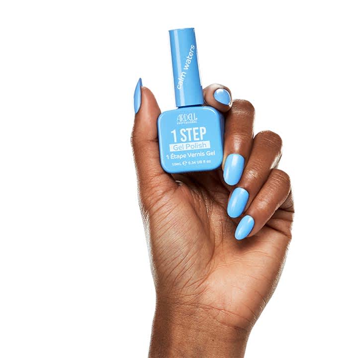 Hand mit blau lackierten, ovalen Fingernägeln hält eine hellblaue Flasche Nagellack mit der Aufschrift „1 STEP Gel Polish“ von Ardell
