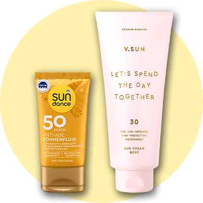 Zwei Sonnenschutzprodukte vor hellgelbem Kreis: links eine gelbe Tube „Sundance“ mit großer weißer „50“ und der Aufschrift „Hohe Anti-Age Fluid“ plus Logos und Kennzeichnungen, rechts eine roséfarbene Tube „V.SUN“ mit goldener Schrift „LET'S SPEND THE DAY TOGETHER“ und der Angabe „30“ sowie Hinweis „SUN CREAM BODY“