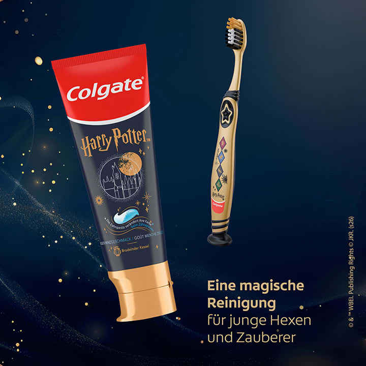 Rote und dunkelblaue Colgate-Zahnpastatube mit „Harry Potter“-Schriftzug und goldener Kappe neben einer gold-schwarzen elektrischen Kinderzahnbürste mit Harry-Potter-Motiven und dem Text „Eine magische Reinigung“