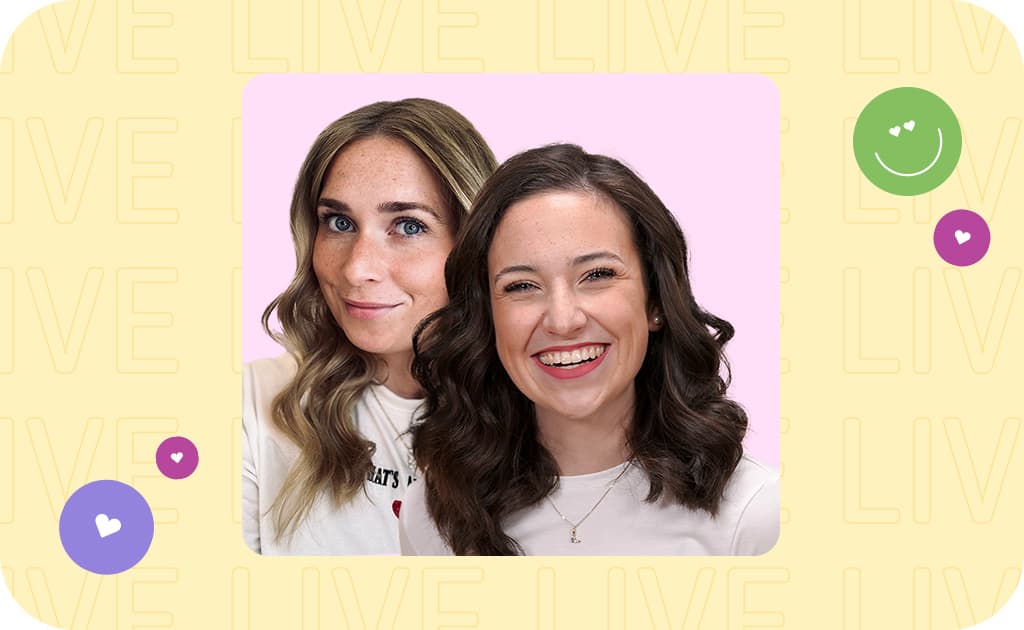 Die Moderatorinnen Lena und Marie lächeln in die Kamera